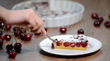 Clafoutis kiraz plaka ile dilim.