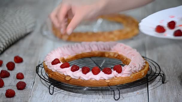 Preparação bolo de massa de choux caseiro Paris Brest. Sobremesa francesa . — Vídeo de Stock