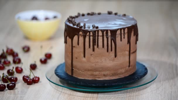 Bakken en decoreren van chocoladetaart. Cake versieren met chocolade — Stockvideo