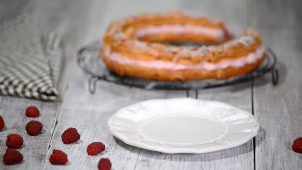 Hausgemachter Choux-Teigkuchen Parisbrust mit Himbeeren. Französisches Dessert. — Stockvideo