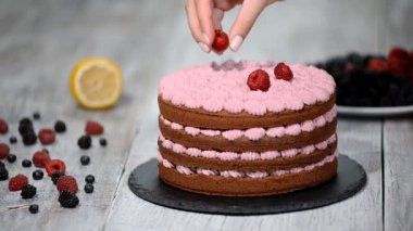 Şef ile çilek pasta süslemeleri.