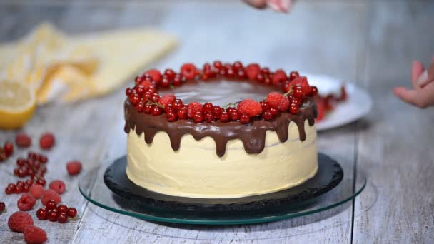 Pastelero decora un pastel con bayas . — Vídeos de Stock