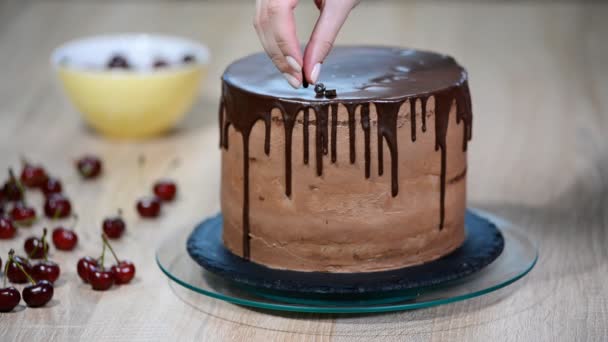 Hornear y decorar pastel de chocolate. Decoración de pasteles con chocolate . — Vídeo de stock