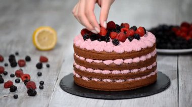 Şef ile çilek pasta süslemeleri.