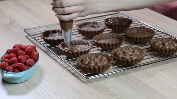 Mini taartje schelpen Vul met chocolade crème — Stockvideo