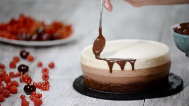 Üç Kişilik çikolatalı mousse kek dekorasyon.