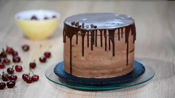 Bakken en decoreren van chocoladetaart. Cake versieren met chocolade. — Stockvideo