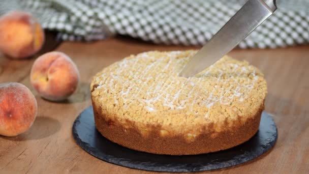 Нарізати шматочок персикового кремезного торта . — стокове відео