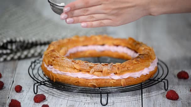 Sifting powdered sugar over a paris brest. — Stock Video