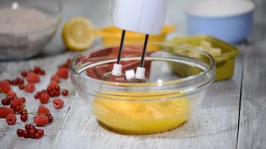 Dövülmüş yumurta bir kapta Mikser çırpma aletleri ile.