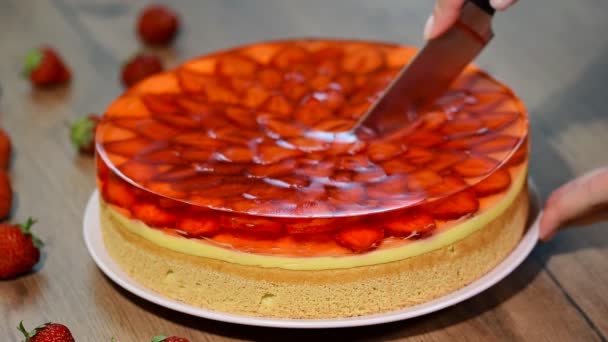 Cutting a piece of strawberry cake with jelly. — Stock Video