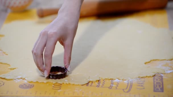 Concept de cuisine et de maison - gros plan des mains féminines fabriquant des biscuits à partir de pâte fraîche à la maison . — Video