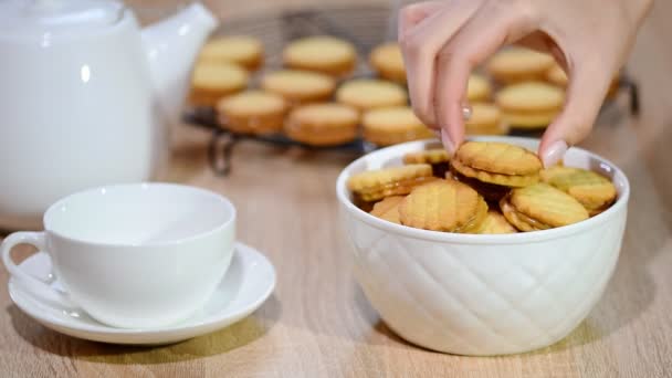 Bolachas com caramelo dulce de leche . — Vídeo de Stock