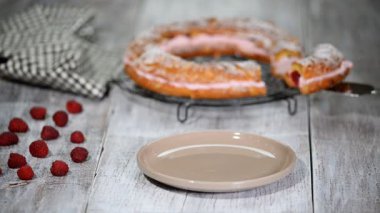 Ahududu ile ev yapımı choux pasta kek Paris Brest. Fransız tatlı.