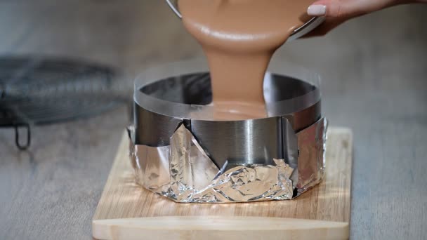 Het proces van het maken van chocolademousse taart. — Stockvideo