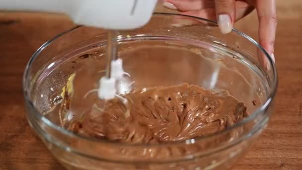 Chocolade deeg mengen met deeg mixer. — Stockvideo