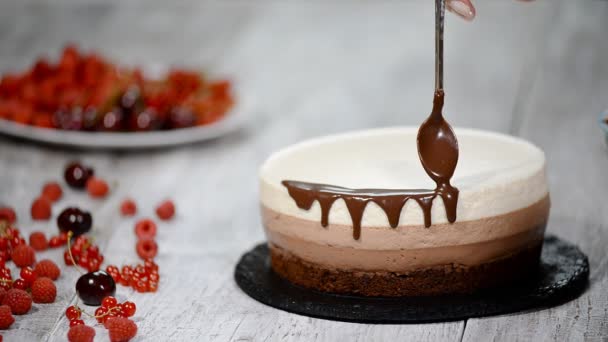 Dekoreret tredobbelt chokolade mousse kage . – Stock-video