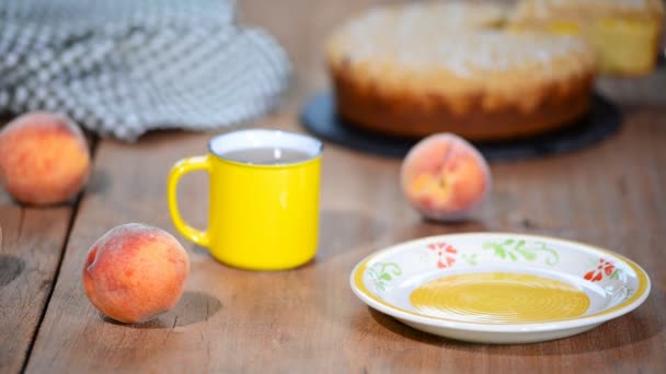 Rebanada de pastel de melocotón casero fresco . — Vídeos de Stock