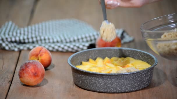 Процес приготування персикового крихкого торта. Літній персиковий пиріг з крихтою . — стокове відео