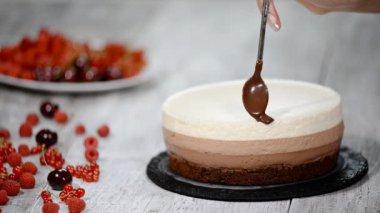 Çikolatalı mousse kek üçlü yapma.