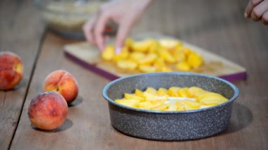 Şeftalili pasta yapma kadın. Pişirme işlemi