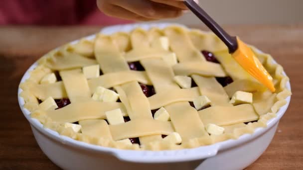 Homemade raw american pie in a baking dish on the wooden background. — Stock Video