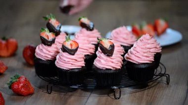 Çilek Kremalı çikolatalı kek.