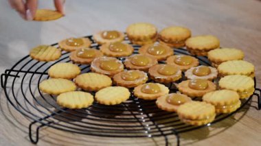 Dulce de leche kurabiye yapma. Pişirme işlemi