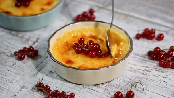 Rompiendo caramelo de crema brulee. Delicioso postre francés crema brulee . — Vídeos de Stock