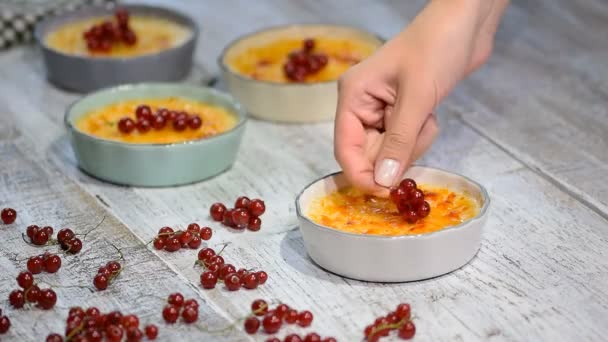 Creme brulee dessert med röda vinbär. Creme brûlée med färska bär. — Stockvideo