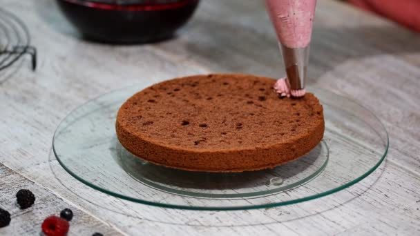 Proceso de cocinar pastel de esponja de chocolate . — Vídeos de Stock