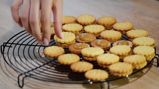Dulce de leche kurabiye yapma. Pişirme işlemi. — Stok video