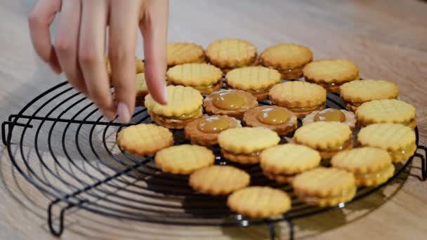 Haciendo galletas dulces de leche. Proceso de cocción . — Vídeos de Stock