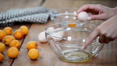 Yumurta sarısı ve beyaz beyaz kabuk yumurta metal paslanmaz çelik kase karıştırma yukarıda kadın elleriyle ayıran