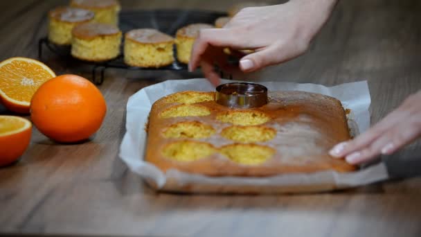 Memotong kue dari adonan di atas meja. Konsep kelas kuliner . — Stok Video