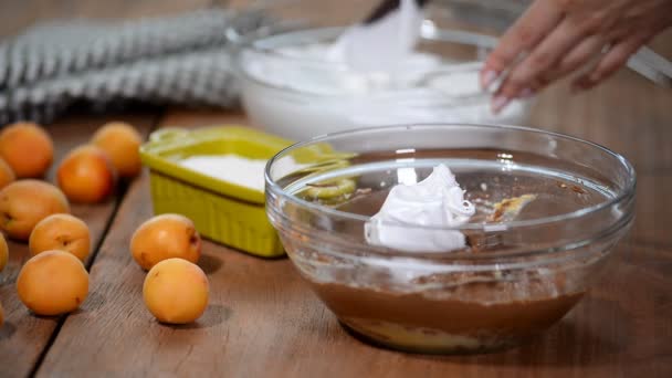 Het proces van het maken van chocolade beslag. Sacher taart maken. — Stockvideo