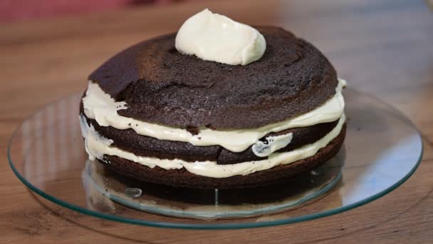 초콜릿 스펀지 케이크를 요리 하는 과정. — 비디오