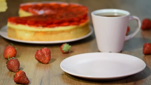 Bit av strawberry Gelé tårta. — Stockvideo