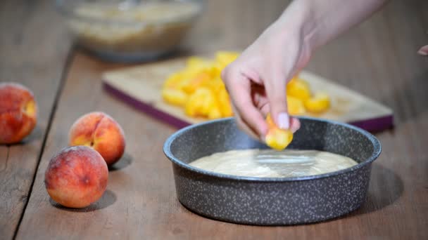 Жінка робить персиковий пиріг. Процес приготування . — стокове відео
