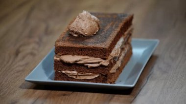 Baker çikolata kek yapmak Spatula kullanarak.