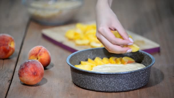 Mujer haciendo pastel de durazno. Proceso de cocción . — Vídeos de Stock