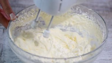 Krem şanti ve karıştırıcı. Kasede beyaz yumurta krema ile motor Mikser karıştırma