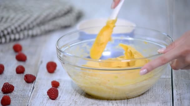Mescolare gli ingredienti per fare la pasta choux a casa . — Video Stock