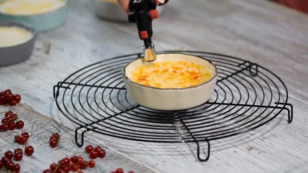 Pasticceria Chef caramellando una creme brulee con una torcia — Video Stock