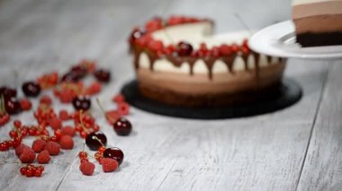 Üç Kişilik çikolatalı mousse kek taze çilek ile dekore edilmiştir..