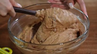 Çikolatalı kek yapma süreci.