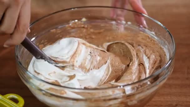 Процесс приготовления шоколадного торта . — стоковое видео