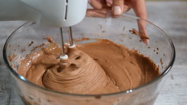 Mistura de massa de chocolate com misturador de massa . — Vídeo de Stock