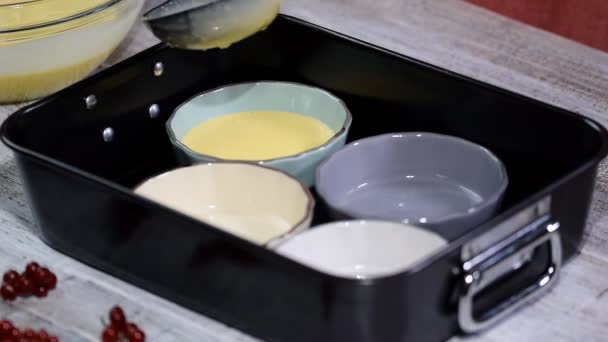 Proces tvorby Creme brulee tradičně. — Stock video