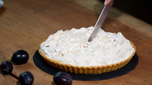 Plum de cake met meringue. Snijden stuk plum cake met meringue — Stockvideo